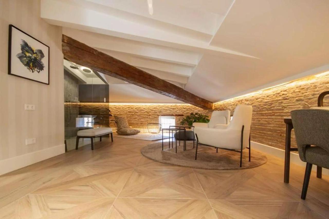 Myr Palacio Vallier Valencia Ngoại thất bức ảnh A living room with a parquet floor