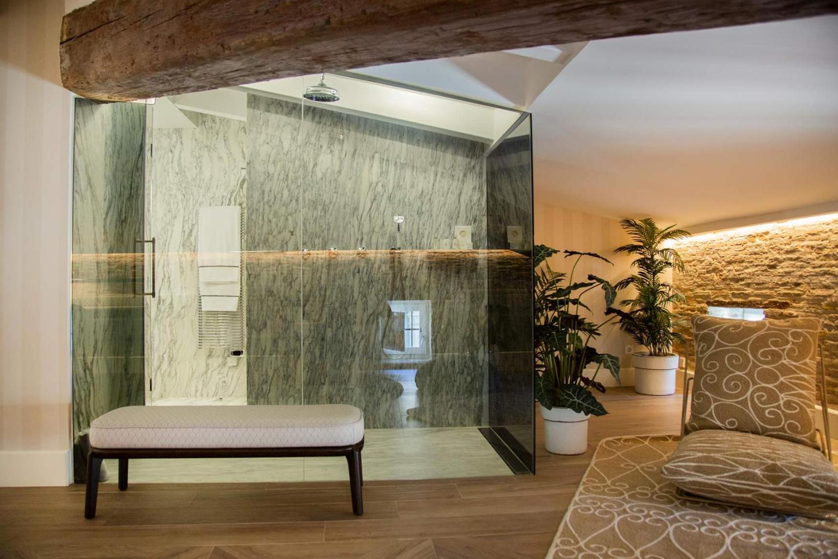 Myr Palacio Vallier Valencia Ngoại thất bức ảnh A shower enclosure