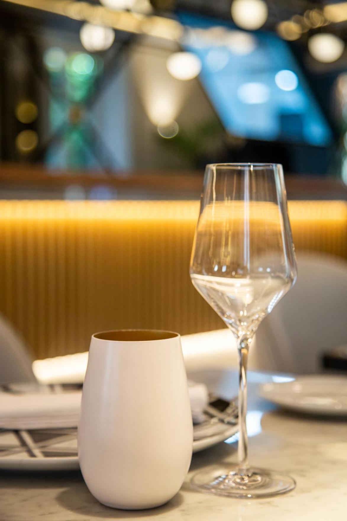 Myr Palacio Vallier Valencia Ngoại thất bức ảnh A wine glass