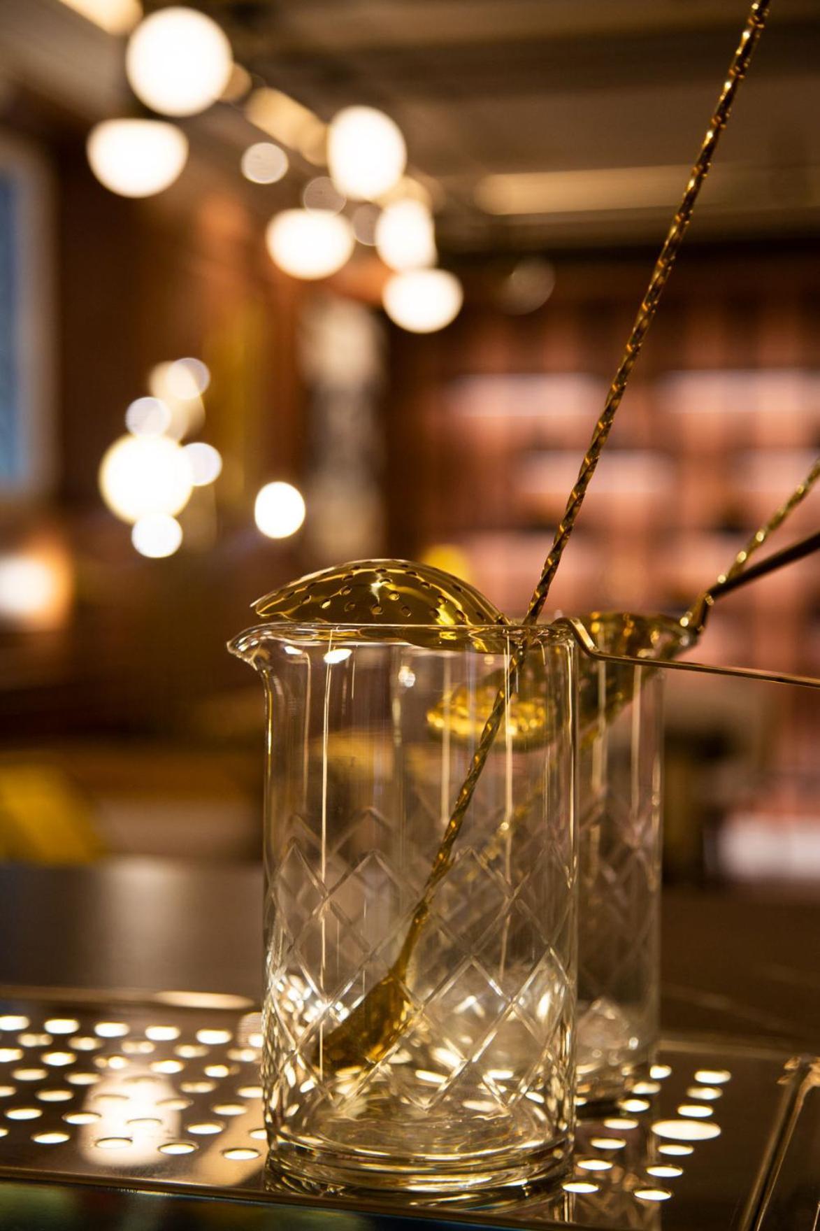 Myr Palacio Vallier Valencia Ngoại thất bức ảnh Mixing a cocktail