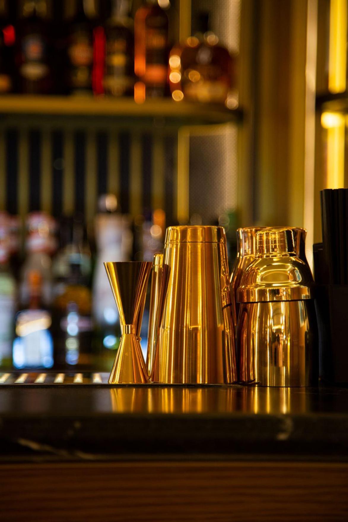 Myr Palacio Vallier Valencia Ngoại thất bức ảnh A jigger (left) and a cocktail shaker (right)