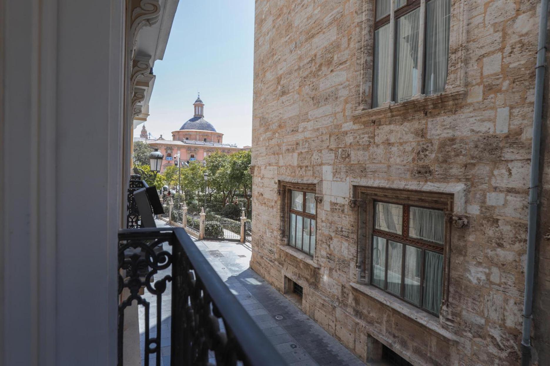 Myr Palacio Vallier Valencia Ngoại thất bức ảnh View of the White Tower from the hotel